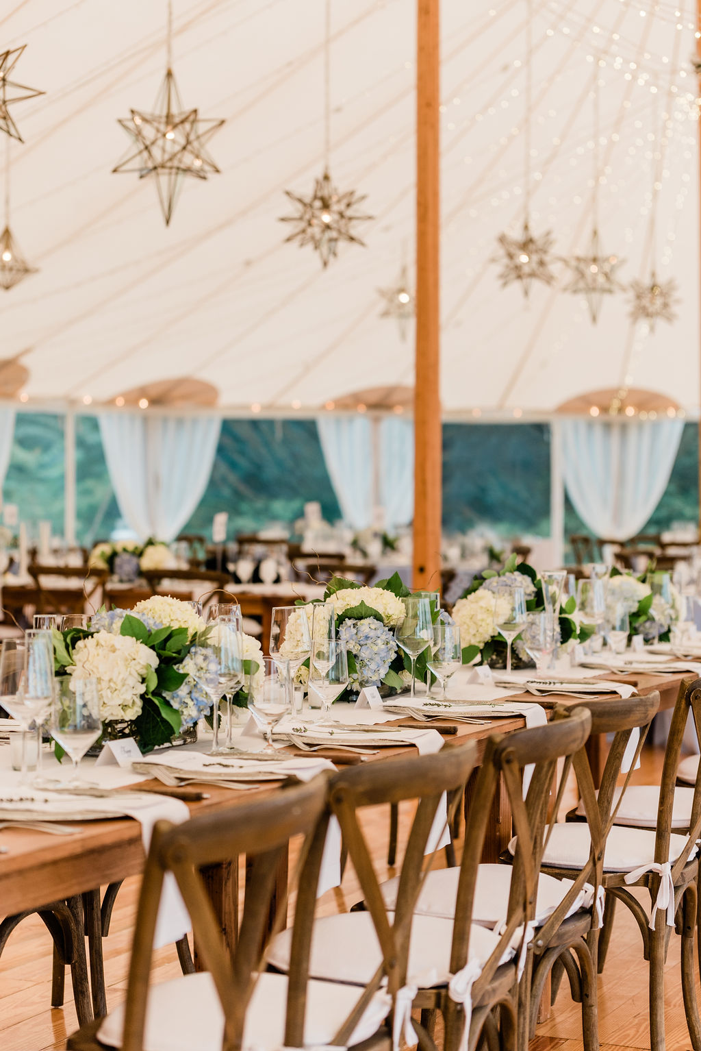 hydrangea decorated tables under the tent