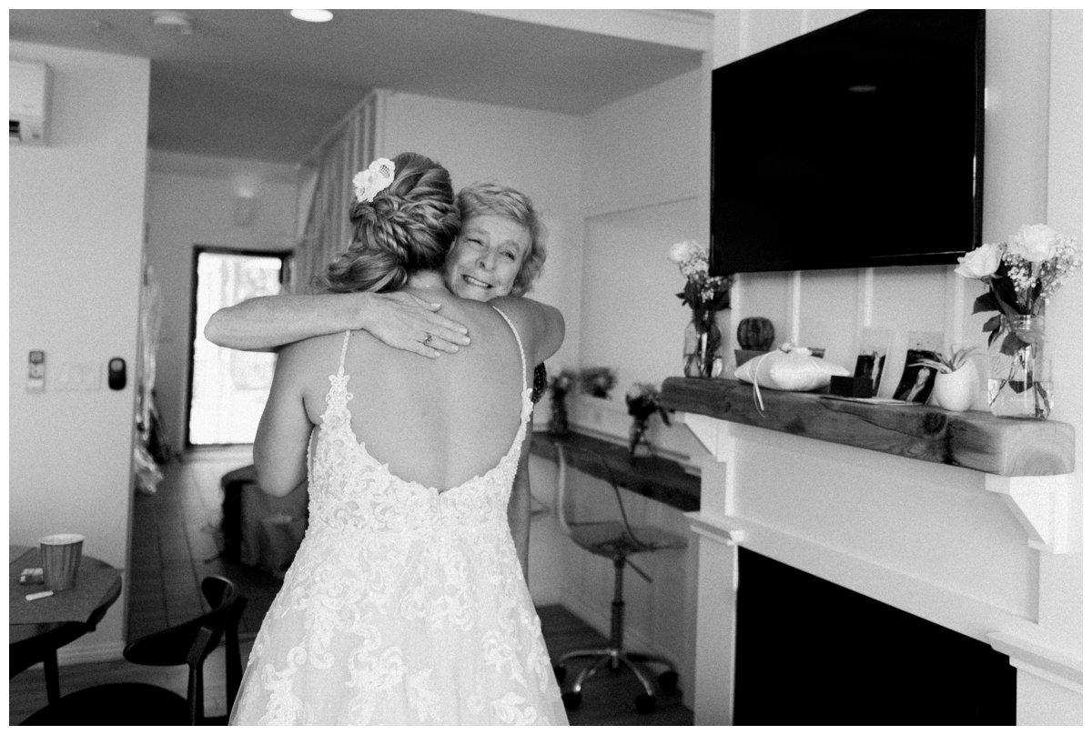 bride getting ready with her mother at viewpoint hotel